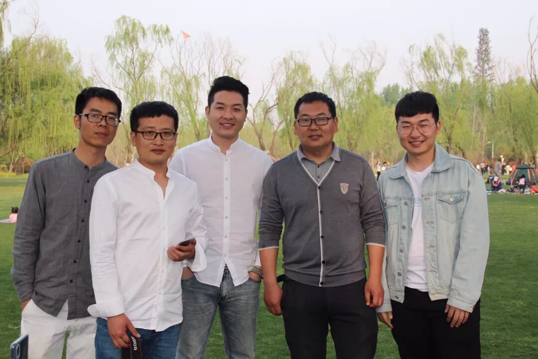 听故事的孩子们