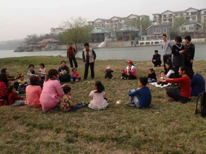 童书会户外踏青合影