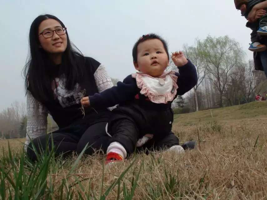 湖畔微风中的亲子互动