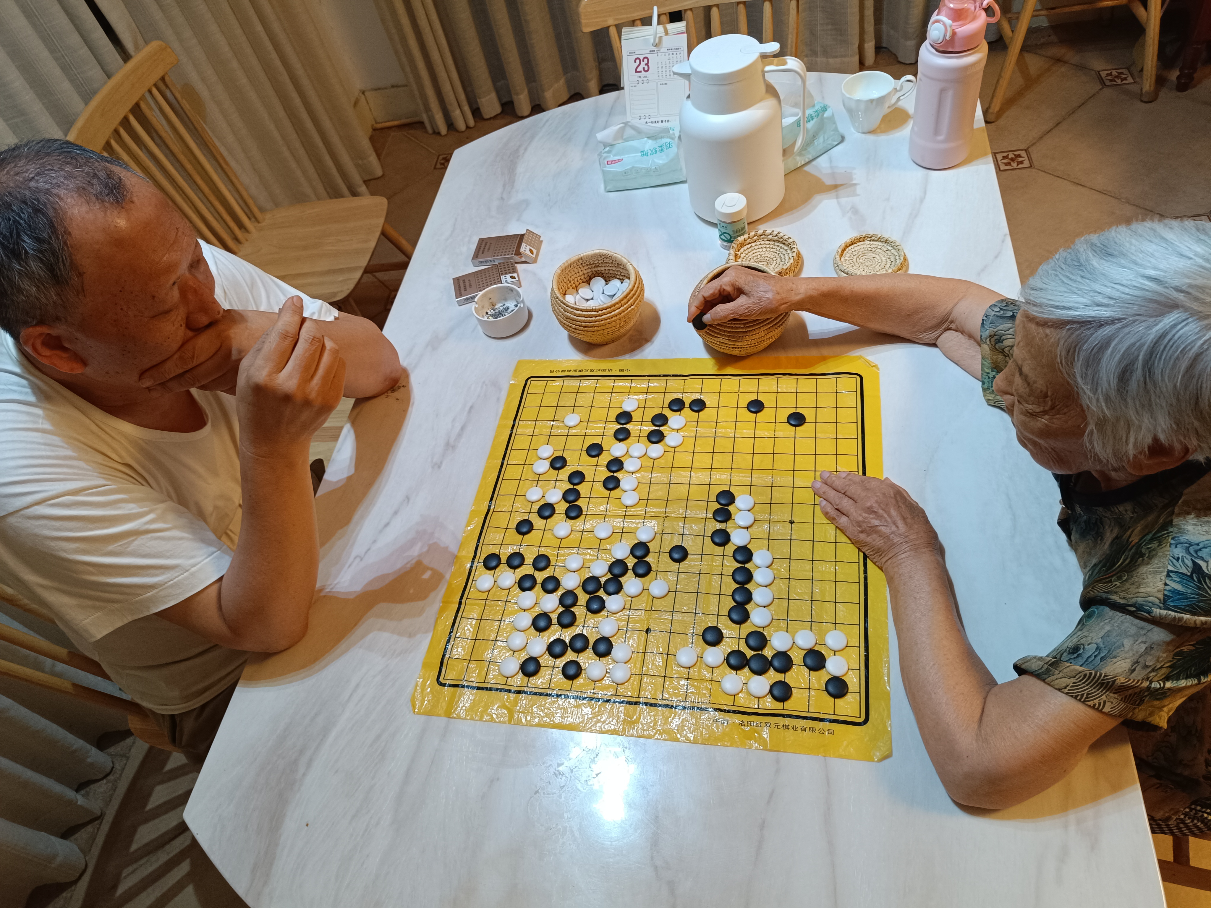 灯下对弈