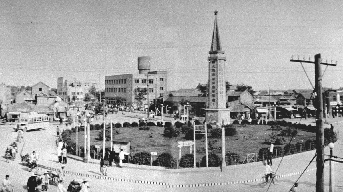 1950 年代初的二七广场旧影（1951 年由长春桥旧址扩建）
