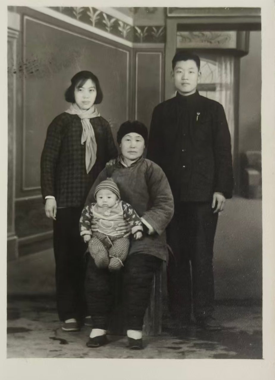 一九六一年,老太太从窑湾来郑探望,抱着不满一岁的长孙;同帧四人——老太太、他们夫妻二人和孩子。