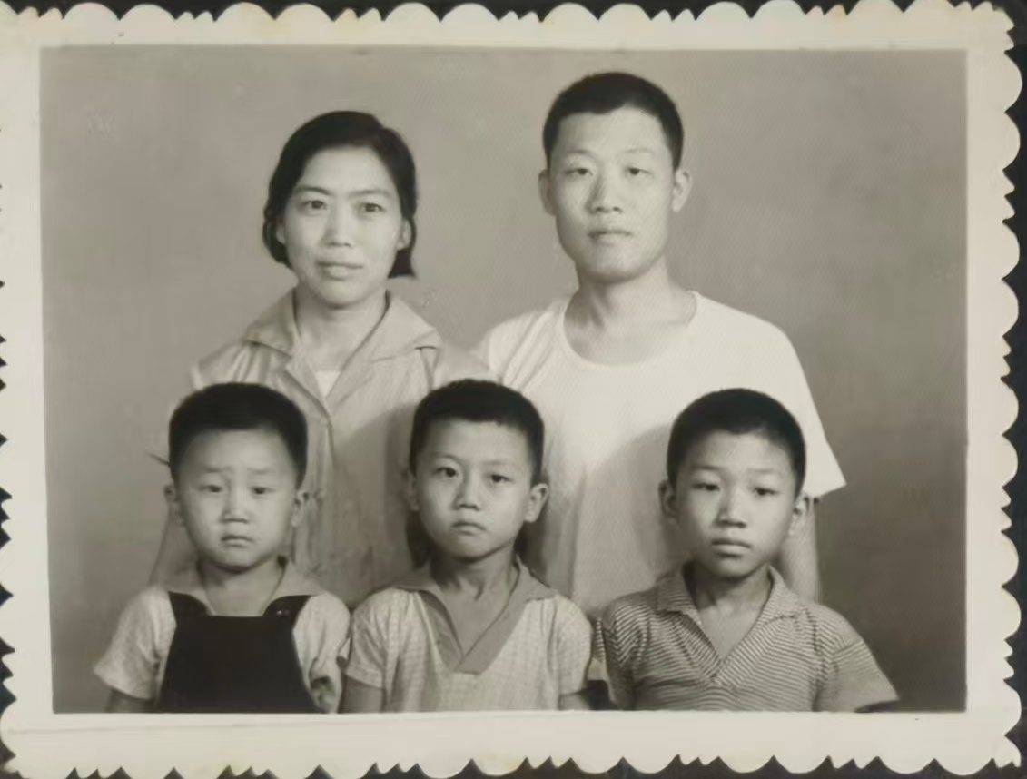 一九六七年全家福——他与爱人、三个儿子,大儿子六七岁