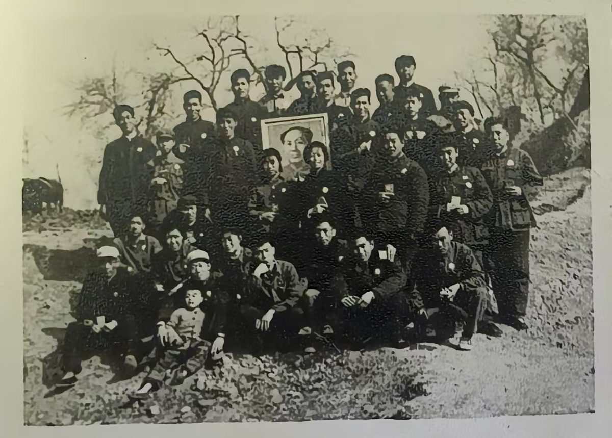 老关赵村学习班，土墙边合影——前排左二，是他；坐在地上的孩子，是二儿子