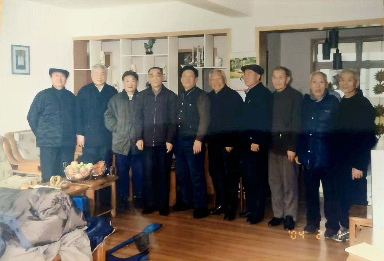 二〇〇四年春节，六十年代曾在一起工作的工商局老同事相聚。左三，马局长，左五，他。