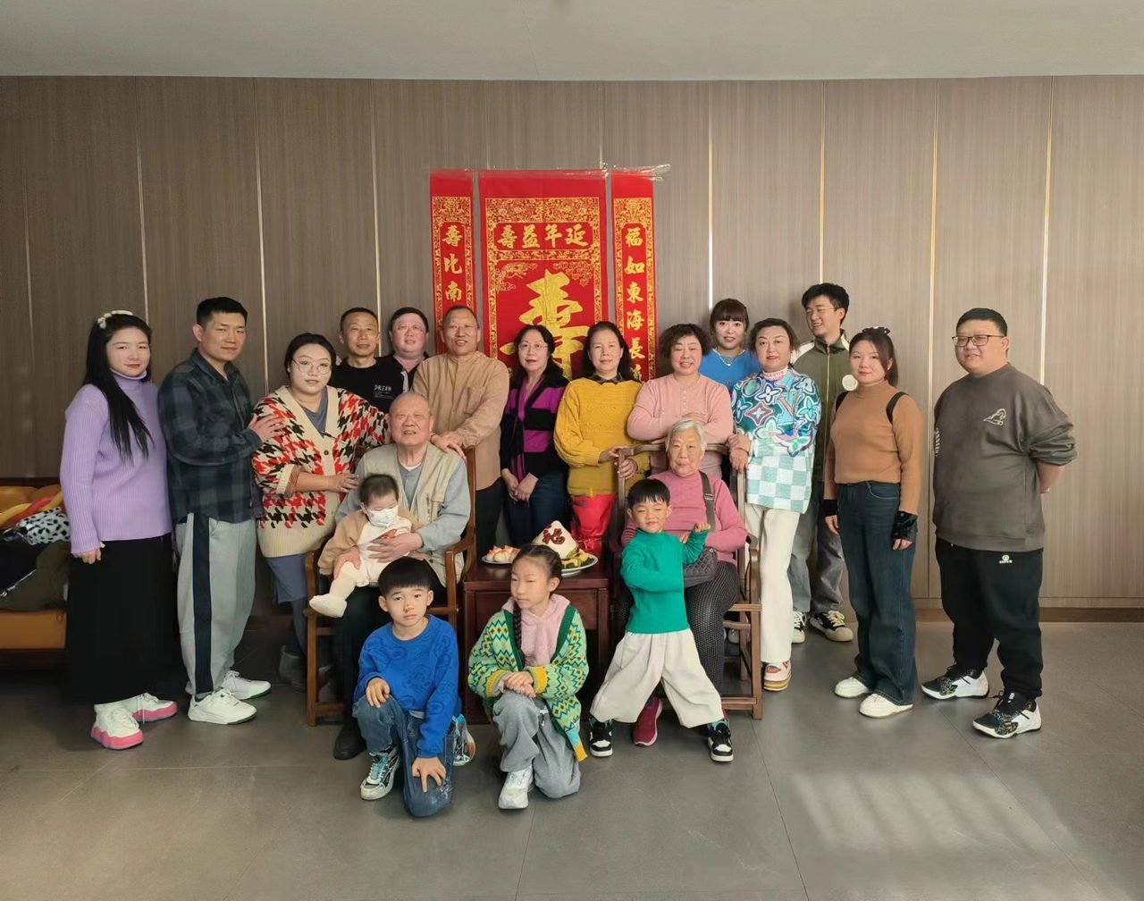 九十寿宴全家福——四世同堂